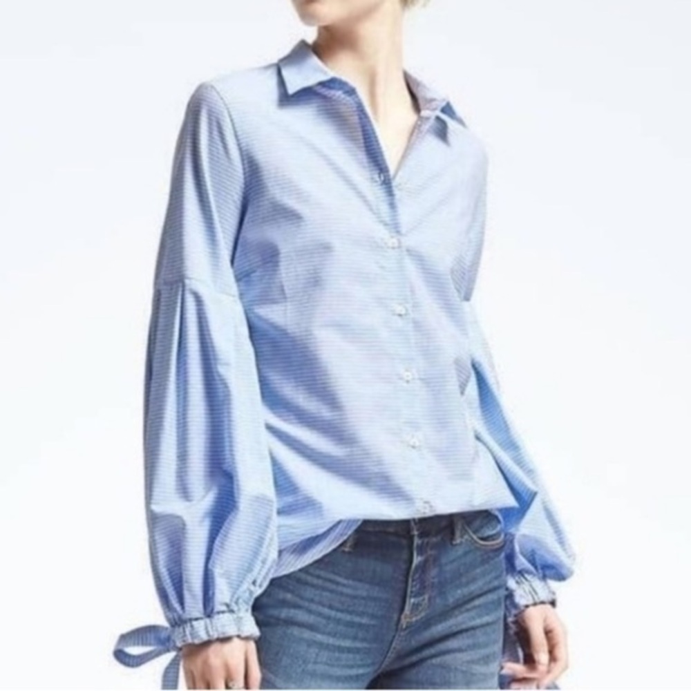 EUC Banana Republic Light Blue Riley Top with Pleated Bell Sleeves. Size 8 Tall‌